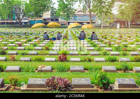 Kanchanaburi THAILAND - 21. FEBRUAR: Unidentifizierte Arbeiter renovieren und dekorieren Blumen auf dem Allied war Cemetery von Kanchanaburi am 21.2020 in Ka Stockfoto