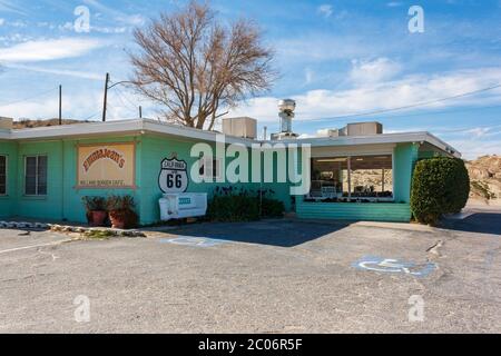 Victorville, CA / USA – 9. März 2017: Das Emma Jean's Holland Burger Cafe liegt an der Route 66 in Victorville, Kalifornien, und ist ein berühmter Treffpunkt für Mittagessen Stockfoto