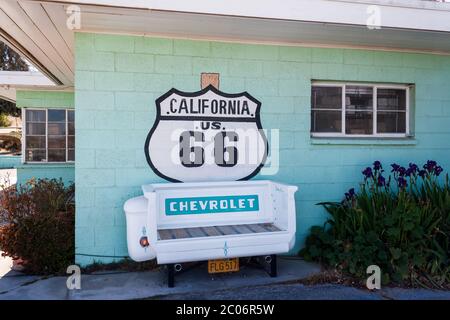 Victorville, CA / USA – 9. März 2017: Eine Chevrolet-LKW-Heckklappe dient als Bank für Route 66-Touristen im Emma Jean's Holland Burger Cafe in Victor Stockfoto