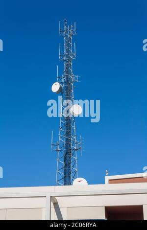 Hesperia, CA / USA - März 13 2019: Ein Kommunikationsturm für die Grafschaft San Bernardino steht neben dem High Desert Government Center. Stockfoto