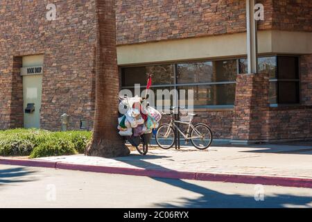 Hesperia, CA / USA - März 13 2019: Zwei Fahrräder stehen vor der Hesperia Public Library, die sich in der Seventh Ave 9650, Hesperia, CA befindet, bereit. Stockfoto