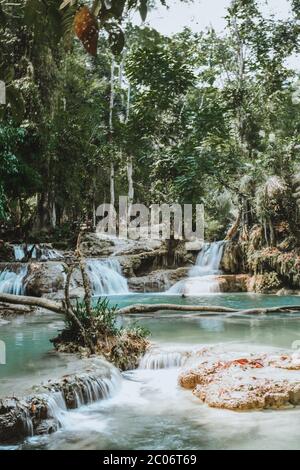 Wunderschönes Cyanwasser in den Kaskaden des Kuang Si Wasserfalls in Laos Stockfoto