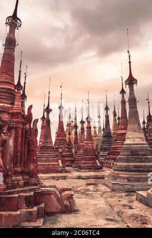 Hunderte von Shwe in Dein Pagodas am Inle Lake in Myanmar Burma Stockfoto