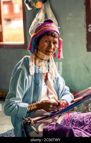 Long Neck Frau aus dem Kayan Tribe arbeitet an einem Webstuhl am Inle Lake in Myanmar Burma Stockfoto