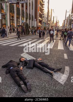 Zwei Männer in Business-Anzügen auf einer Straße in Ginza Tokyo Stockfoto