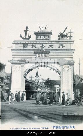 [ Japan 1900 - Triumphbogen des russisch-japanischen Krieges ] - Triumphbogen in Asakusa (浅草雷門前凱旋門), Tokio, zum Gedenken an Japans Sieg im russisch-japanischen Krieg 1905 (Meiji 38). Im Hintergrund sind die Nakamise Souvenirläden entlang der Annäherung an den Sensoji-Tempel (金龍山浅草寺) zu sehen. Vintage-Postkarte des 20. Jahrhunderts. Stockfoto
