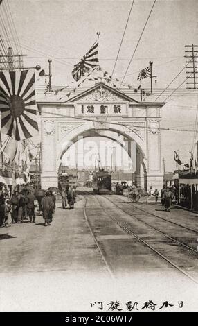 [ Japan 1900 - Triumphbogen des russisch-japanischen Krieges ] - Triumphbogen (凱旋門) in Nihonbashi (日本橋) Tokio, zum Gedenken an Japans Sieg im russisch-japanischen Krieg 1905 (Meiji 38). Vintage-Postkarte des 20. Jahrhunderts. Stockfoto