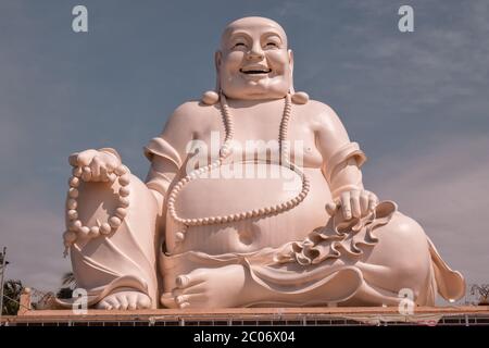 Große lachende sitzen im Freien Buddha in Vinh Trang Pagode in Südvietnam Stockfoto