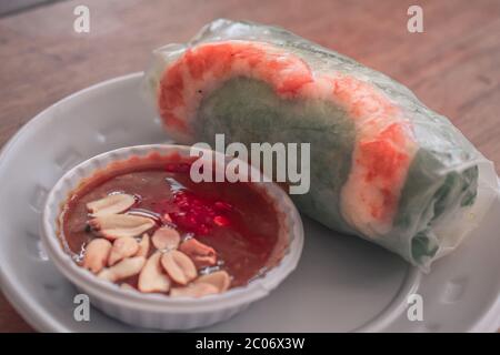 Frische vietnamesische Frühlingsrolle mit Garnelen, Tomatendip und Erdnüssen Stockfoto