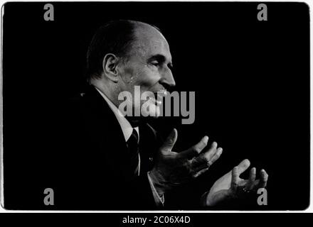 Francois Mitterrand bei einer Wahlveranstaltung zum Präsidenten in Toulouse, Frankreich, 1988 François Maurice Adrien Marie Mitterrand[A] (26. Oktober 1916 – 8. Januar 1996) war ein französischer Staatsmann, der von 1981 bis 1995 als Präsident Frankreichs fungierte, der längsten Amtszeit in der Geschichte Frankreichs. Als erster Sekretär der Sozialistischen Partei war er der erste linke Politiker, der unter der Fünften Republik die Präsidentschaft übernahm. Stockfoto