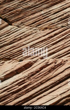 Wiederholte Linien von roten Felsen versteinerten Sanddünen in der Nähe von St. George utah Stockfoto