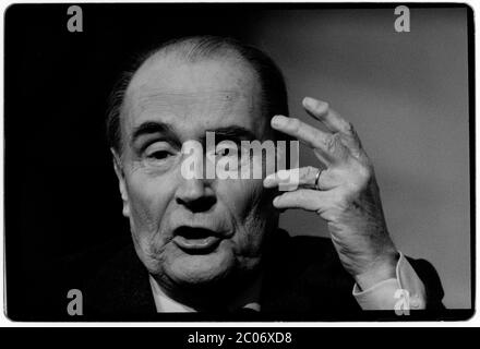 Francois Mitterrand bei einer Wahlveranstaltung zum Präsidenten in Toulouse, Frankreich, 1988 François Maurice Adrien Marie Mitterrand[A] (26. Oktober 1916 – 8. Januar 1996) war ein französischer Staatsmann, der von 1981 bis 1995 als Präsident Frankreichs fungierte, der längsten Amtszeit in der Geschichte Frankreichs. Als erster Sekretär der Sozialistischen Partei war er der erste linke Politiker, der unter der Fünften Republik die Präsidentschaft übernahm. Stockfoto