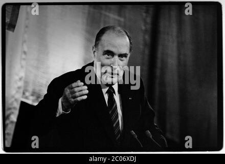 Francois Mitterrand bei einer Wahlveranstaltung zum Präsidenten in Toulouse, Frankreich, 1988 François Maurice Adrien Marie Mitterrand[A] (26. Oktober 1916 – 8. Januar 1996) war ein französischer Staatsmann, der von 1981 bis 1995 als Präsident Frankreichs fungierte, der längsten Amtszeit in der Geschichte Frankreichs. Als erster Sekretär der Sozialistischen Partei war er der erste linke Politiker, der unter der Fünften Republik die Präsidentschaft übernahm. Stockfoto