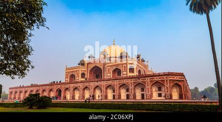 Königliche Ansichten des ersten Gartengrabes auf dem indischen Subkontinent in Neu Delhi, Indien, Asien. Das Grab ist ein hervorragendes Beispiel für persische Architektur. Stockfoto