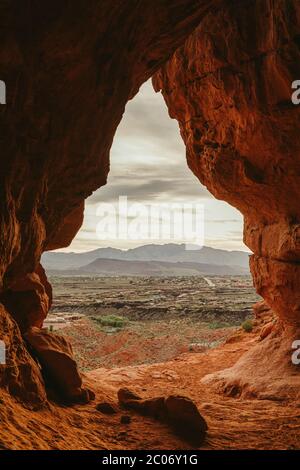Blick auf die Stadt St. George Utah von einem großen Höhleneingang aus Stockfoto