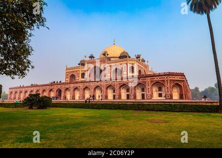 Königliche Ansichten des ersten Gartengrabes auf dem indischen Subkontinent in Neu Delhi, Indien, Asien. Das Grab ist ein hervorragendes Beispiel für persische Architektur. Stockfoto