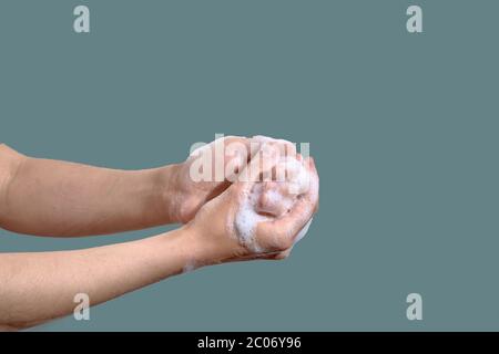 Frau, die sich die Hände mit Seifenschaum wusch Stockfoto