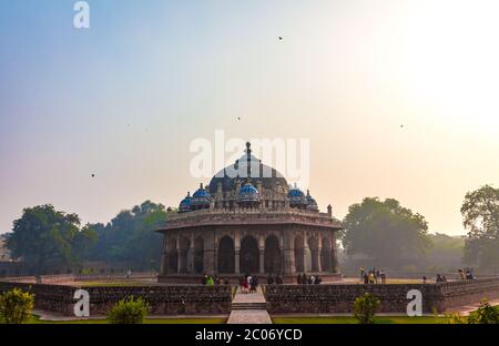 ISA Khans Grab in Neu-Delhi Indien ist wunderschön mit lackierten Fliesen, verzierten Markisen, Gitterfenstern und großen Veranden geschmückt, die von Säulen gehalten werden. Stockfoto