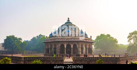 ISA Khans Grab in Neu-Delhi Indien ist wunderschön mit lackierten Fliesen, verzierten Markisen, Gitterfenstern und großen Veranden geschmückt, die von Säulen gehalten werden. Stockfoto