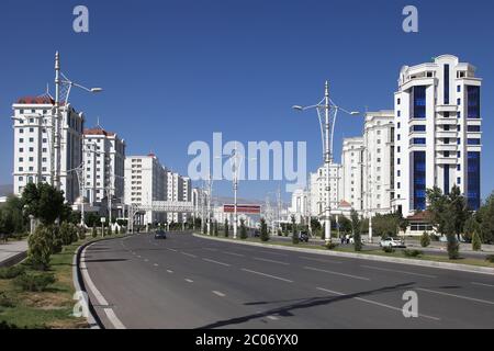 Breiter Boulevard mit einigen neuen Gebäuden. Aschkhabad. Turkmenistan. Stockfoto