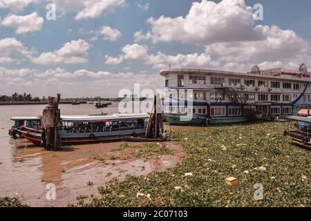 Touristenboote auf dem Mekong-Fluss im Mekong-Delta in Südvietnam Stockfoto