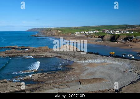 Blick über Summerleaze Beach und Breakwater, Bude, Cornwall, England, Großbritannien Stockfoto