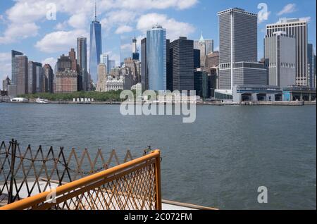 Skyline von Downtown Manhattan New York tagsüber, von der Staten Island Ferry aus gesehen Stockfoto