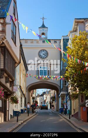 East Gate Arch auf der Fore Street, Totnes, Devon, England, Großbritannien Stockfoto