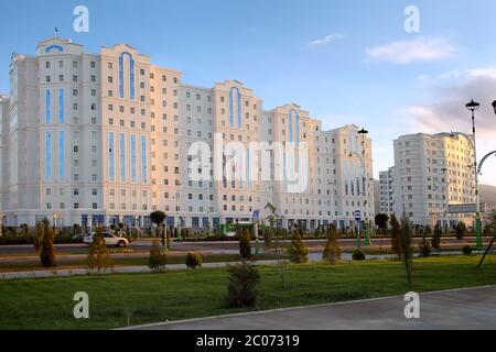 Breiter Boulevard mit einigen neuen Gebäuden. Aschkhabad. Turkmenistan. Stockfoto