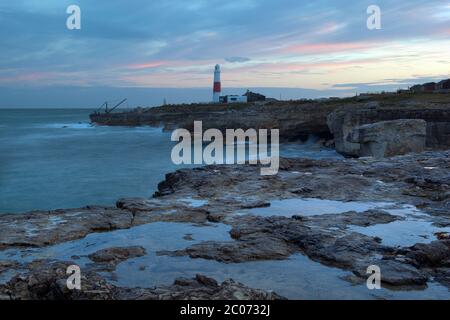 Portland Bill Lighthouse at Dawn, Isle of Portland, in der Nähe von Weymouth, Dorset, England, Großbritannien Stockfoto