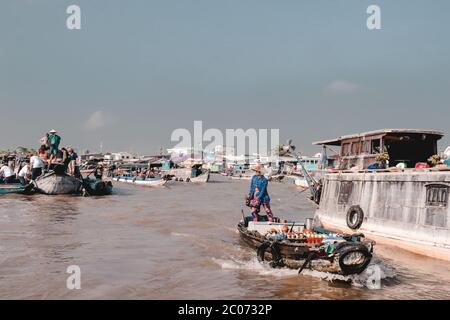 Boote mit Anbietern in den Can Tho schwimmenden Märkten am Mekong Delta Stockfoto