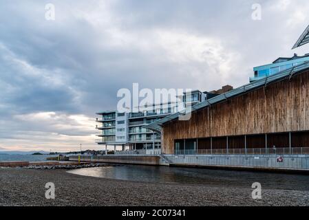 Oslo, Norwegen - 11. August 2019: Panoramablick auf den Sonnenuntergang auf dem Viertel Tjuvholmen eine neue moderne Stadterneuerung mit Luxuswohnungen in Zentral-Oslo Stockfoto