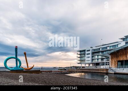 Oslo, Norwegen - 11. August 2019: Panoramablick auf den Sonnenuntergang auf dem Viertel Tjuvholmen eine neue moderne Stadterneuerung mit Luxuswohnungen in Zentral-Oslo Stockfoto