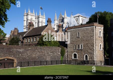 Westminster Abbey und der Jewel Tower entlang der Abingdon Street, London, England, Großbritannien Stockfoto