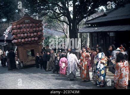 [ 1950er Jahre Japan - Japanischer Festspielfloat ] - EIN Festwagen, der von Kindern auf einem matsuri (religiöses Fest) gezogen wird, ca. 1950 (Showa 25). Vintage Dia Film des 20. Jahrhunderts. Stockfoto