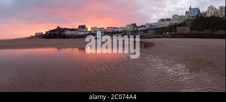 Sonnenaufgang über Tenby vom North Beach bei Ebbe, Tenby, Pembrokeshire, Wales, Großbritannien Stockfoto