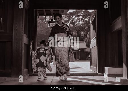 Japanische Mutter und Tochter in traditionellen Kimonos bei einem Sonntagsspaziergang im Meiji Jingu-Schrein in Tokio Stockfoto
