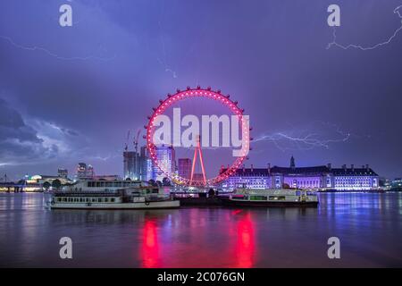 Gewitter über dem London Eye mit Blick auf die Themse Stockfoto