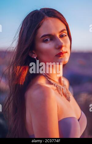 Schöne Frau mit Ballons in Lavendel Stockfoto