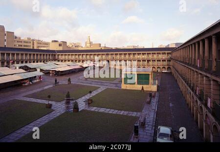 1996, die Stuck Halle in Halifax, vor der aktuellen Renovierung und Restaurierung, West Yorkshire, Nordengland, Großbritannien Stockfoto