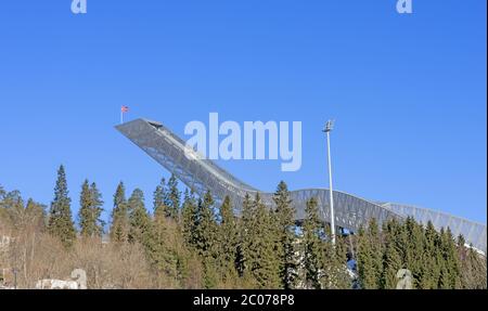Holmenkollen-Schanze in Oslo an sonnigen Wintertagen Stockfoto