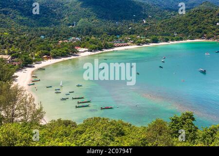 Panoramablick auf den Strand Ao Thong Nai Pan Noi auf der Insel Koh Phangan, Thailand an einem Sommertag Stockfoto