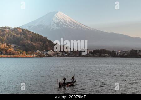 Fischer auf einem Boot Angeln am See Kawaguchi vor dem Berg Fuji in Kawaguchiko Japan Stockfoto