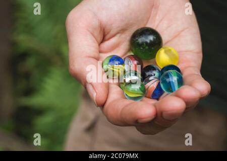 Eine Reihe von bunten Murmeln Stockfoto