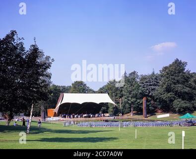 Blick am Nachmittag auf die Konzertplattform. Crystal Palace Bowl, LONDON, Großbritannien. Architekt: Ian Ritchie Architects, 1996. Stockfoto