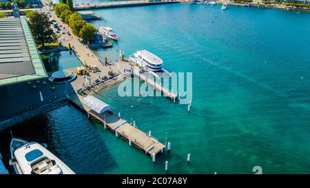 Luftaufnahme der Boote auf dem Vierwaldstättersee - Schweiz Stockfoto