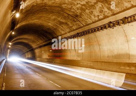 Car Light Trails im MacArthur Tunnel Stockfoto