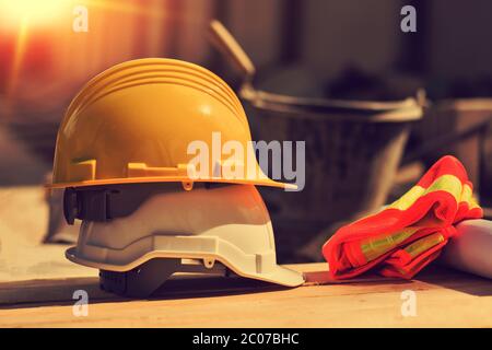 Schutzhelm oder Schutzhelm auf Holzplatte auf der Baustelle Stockfoto