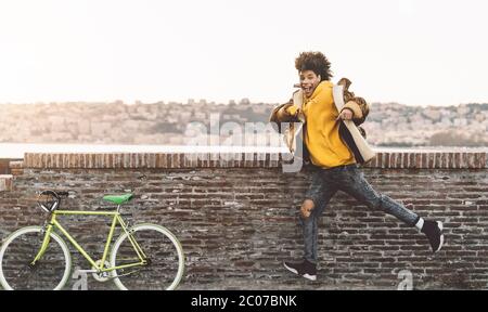 Afroamerikanischer Mann mit Spaß tanzen im Stadtzentrum - glücklich junger Mann genießen Zeit einen Sonnenuntergang im Freien
