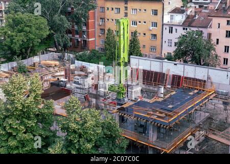 Belgrad, Serbien, 1. Juni 2020: Blick auf die Baustelle des Apartmentkomplexes in Zemun Stockfoto